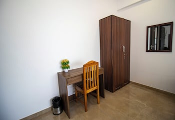 pinaki comfort stay vile parle near airport