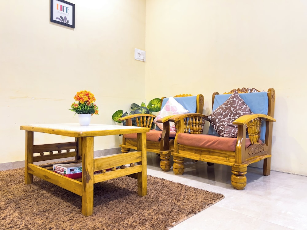 pinaki comfort stay vile parle near airport