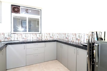 pinaki comfort stay vile parle near airport