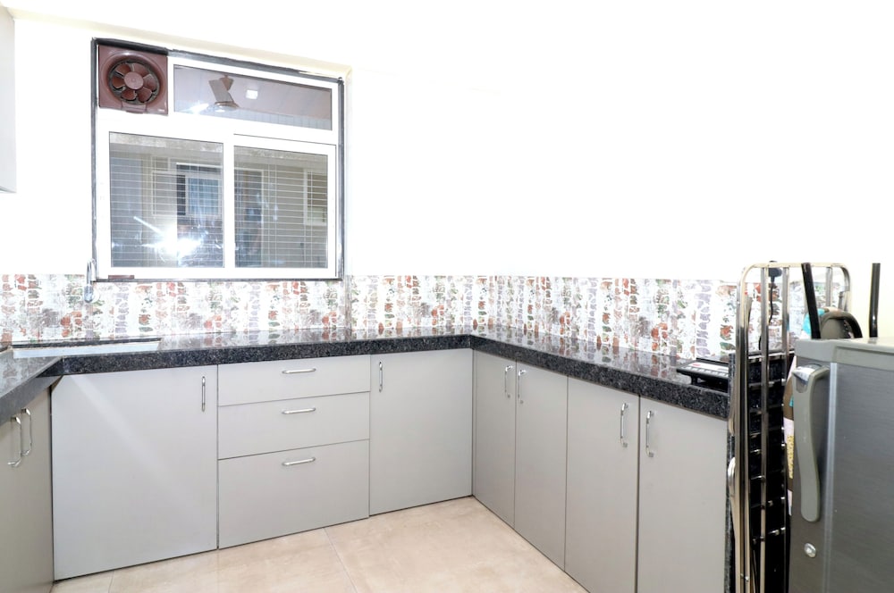 pinaki comfort stay vile parle near airport