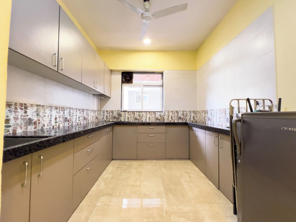 pinaki comfort stay vile parle near airport