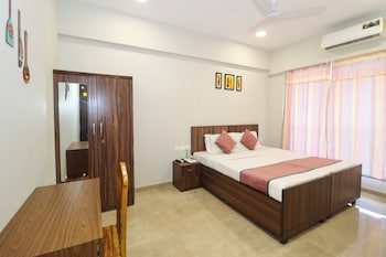 pinaki comfort stay vile parle near airport