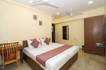 pinaki comfort stay vile parle near airport