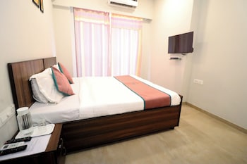 pinaki comfort stay vile parle near airport
