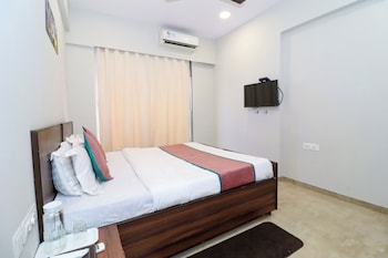 pinaki comfort stay vile parle near airport