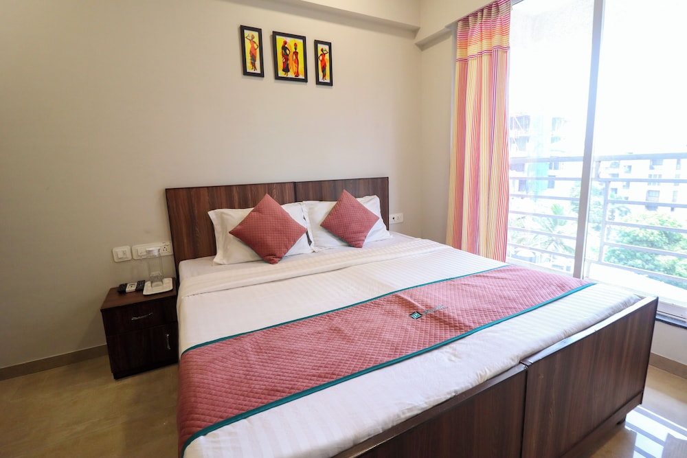 pinaki comfort stay vile parle near airport