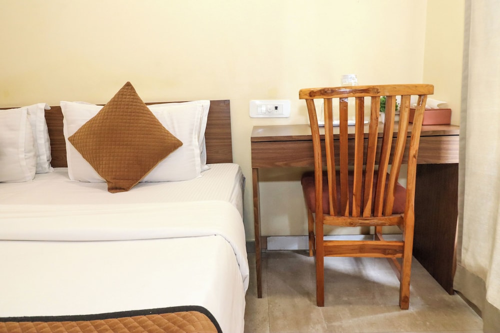 pinaki comfort stay vile parle near airport