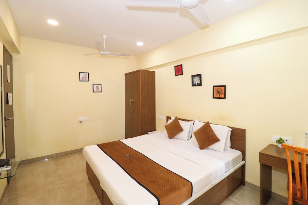 pinaki comfort stay vile parle near airport