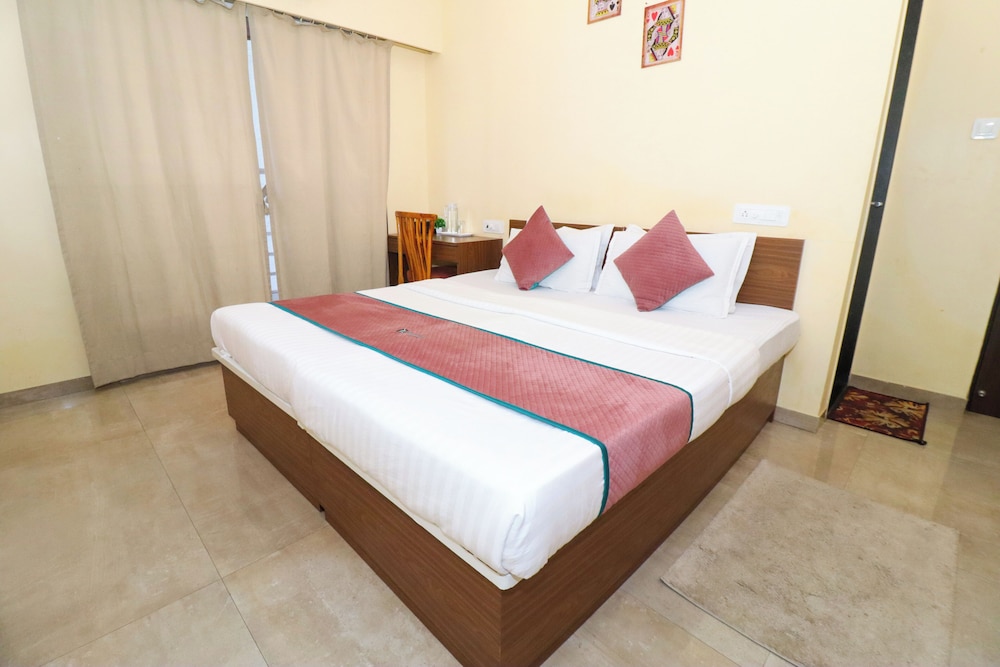 pinaki comfort stay vile parle near airport