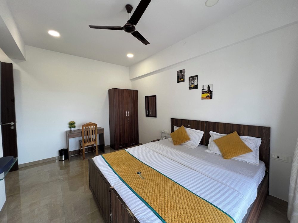 pinaki comfort stay vile parle near airport