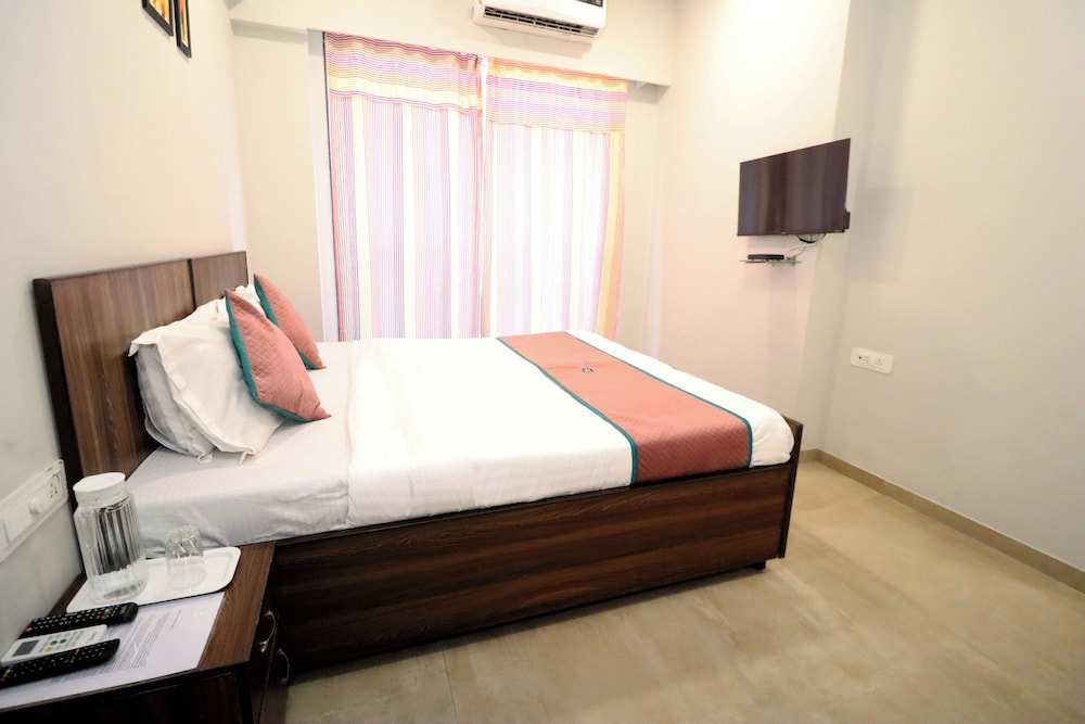pinaki comfort stay vile parle near airport