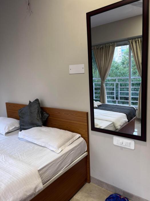 pinaki comfort stay vile parle near airport