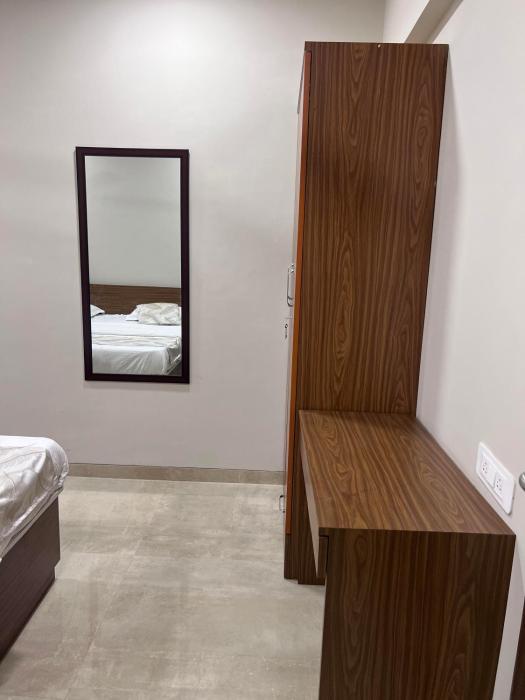 pinaki comfort stay vile parle near airport