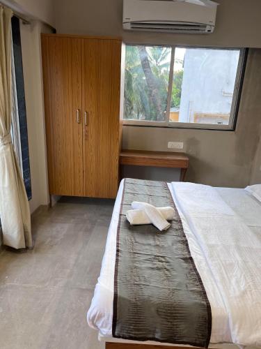 pinaki comfort stay vile parle near airport