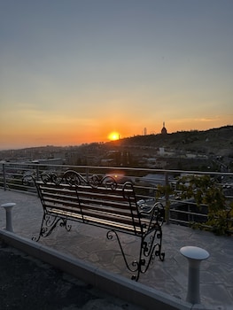 the hill guest house