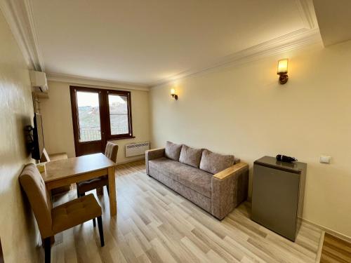 the hill guest house