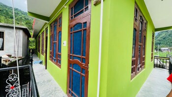 shabnam river view home stay