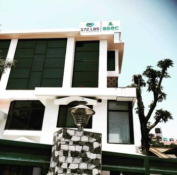 172 lbs a boutique guest house