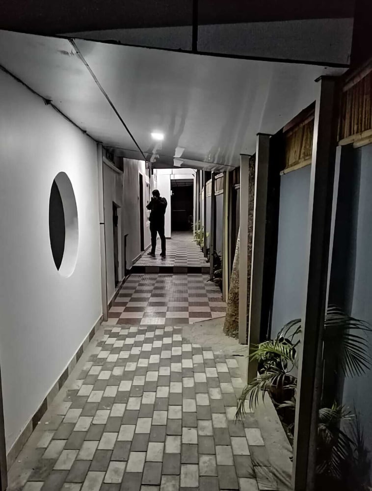 172 lbs a boutique guest house