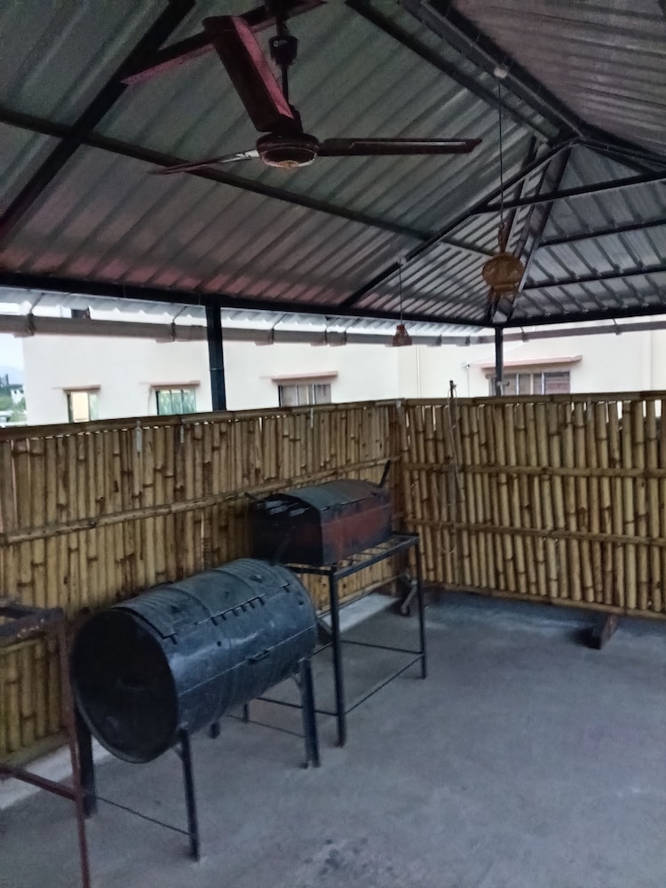 172 lbs a boutique guest house