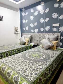 172 lbs a boutique guest house