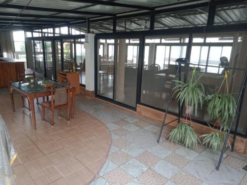 172 lbs a boutique guest house