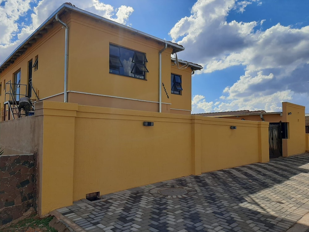 mohlakeng guest house