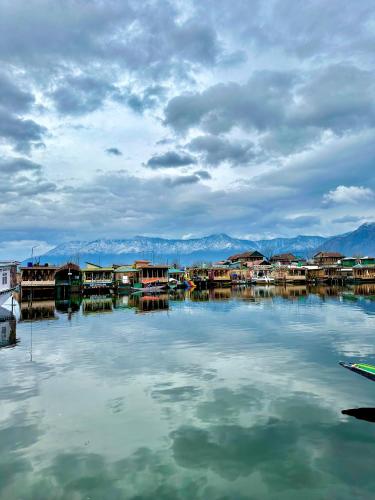 houseboat newworld