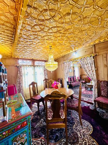 Houseboat Newworld,Gate No.7 Boulevard Road Dal Lake Srinagar,3 star