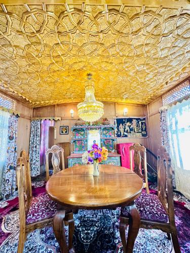 houseboat newworld