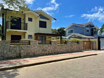 casa privativa com piscina na ferrugem