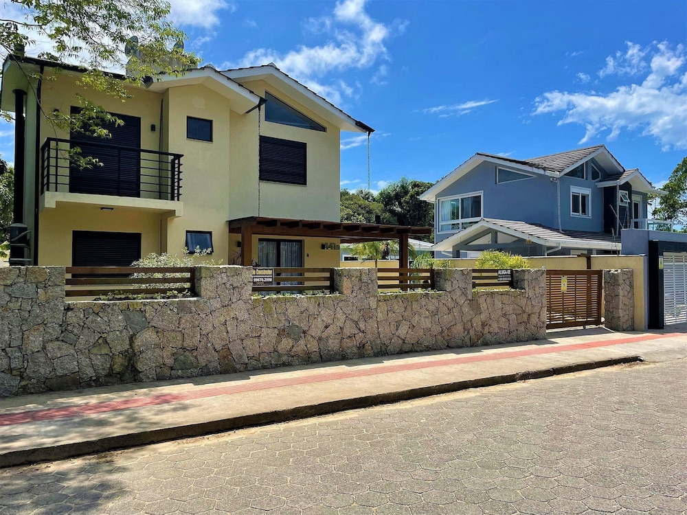 casa privativa com piscina na ferrugem