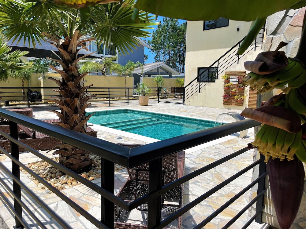 casa privativa com piscina na ferrugem