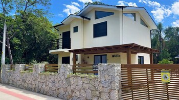 casa privativa com piscina na ferrugem