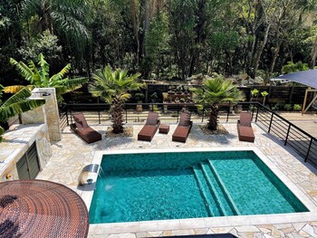 casa privativa com piscina na ferrugem
