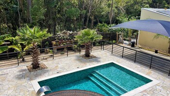 casa privativa com piscina na ferrugem