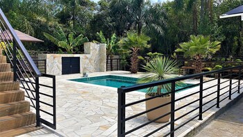 casa privativa com piscina na ferrugem