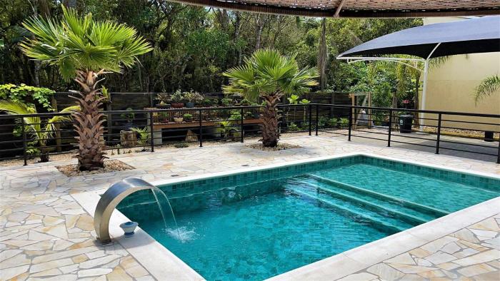 casa privativa com piscina na ferrugem