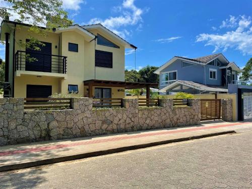 casa privativa com piscina na ferrugem