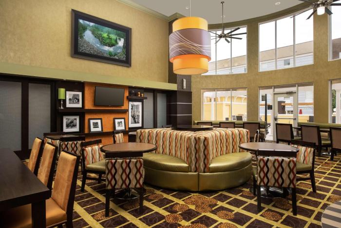 hampton inn and suites lake city