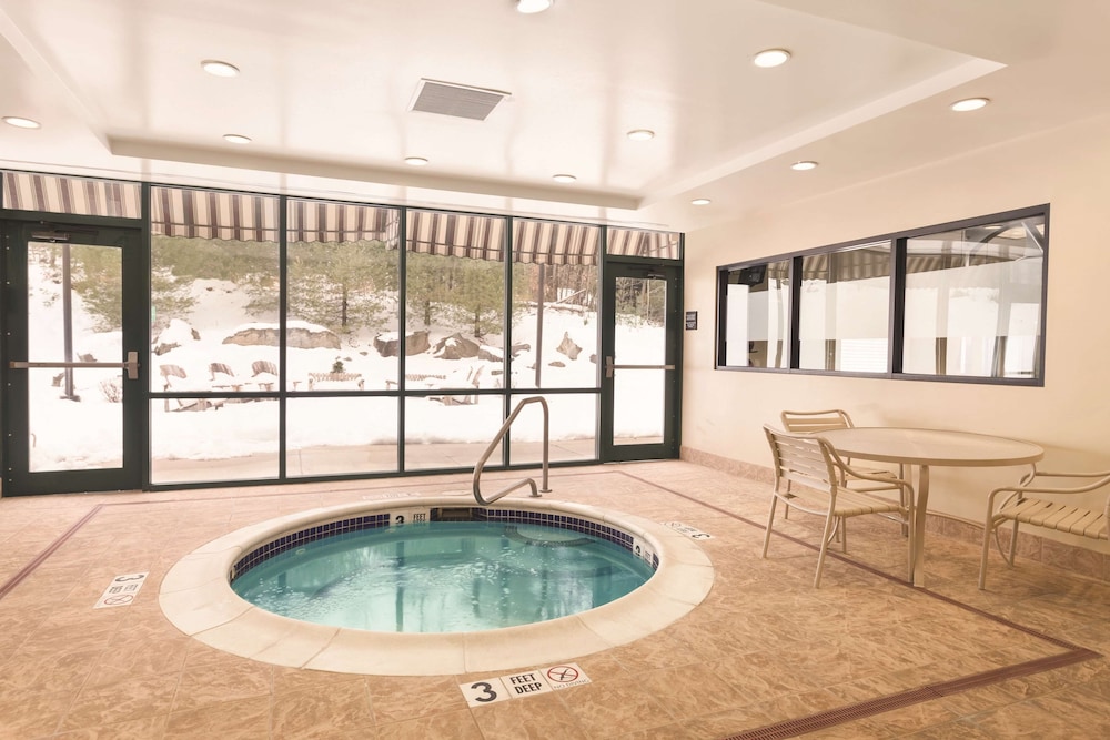 hampton inn and suites lake george