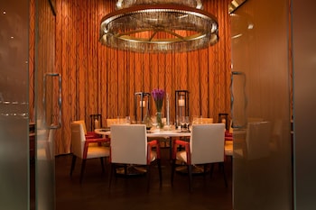 renaissance arlington capital view hotel