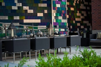 renaissance arlington capital view hotel