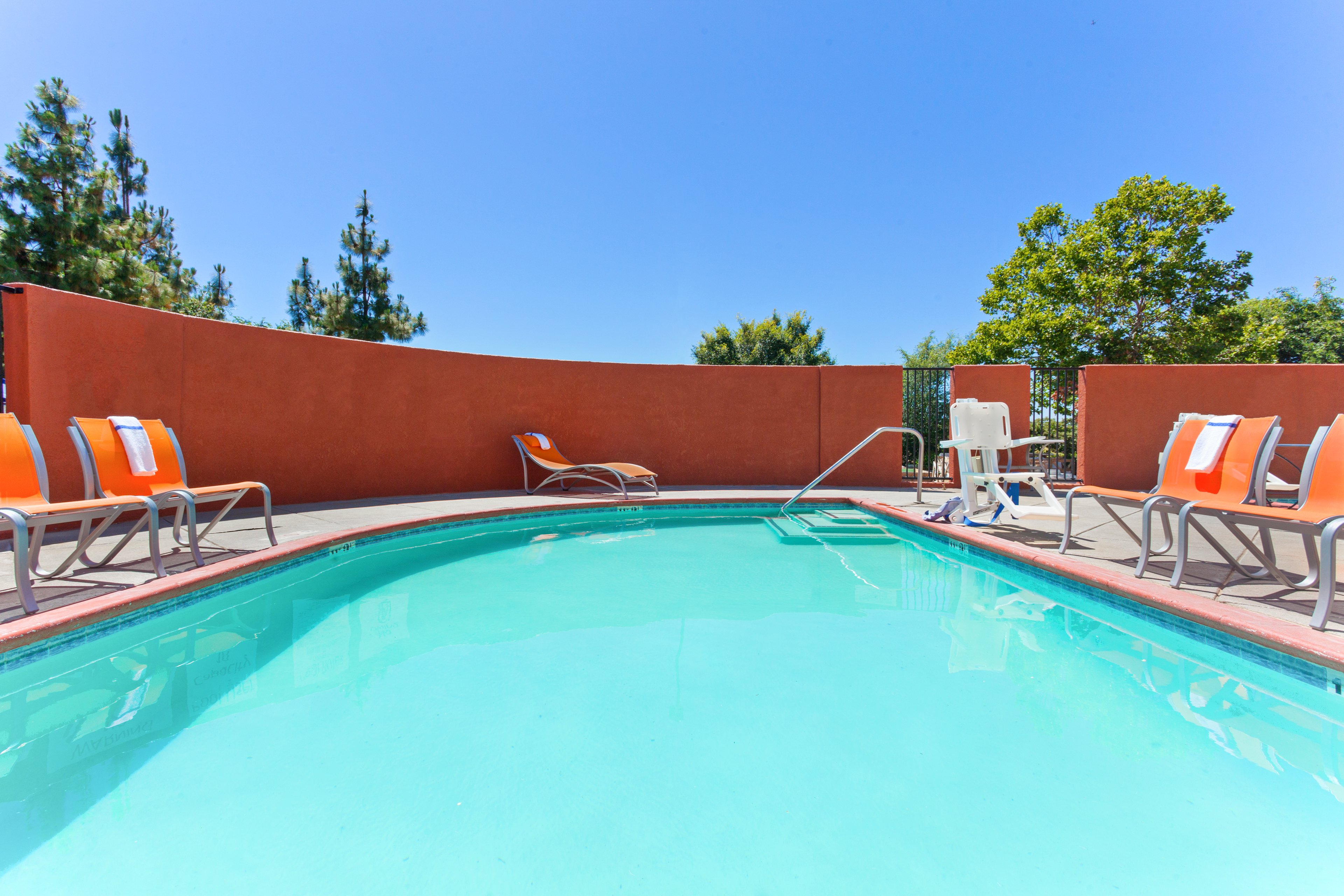 holiday inn express and suites elk grove west i 5