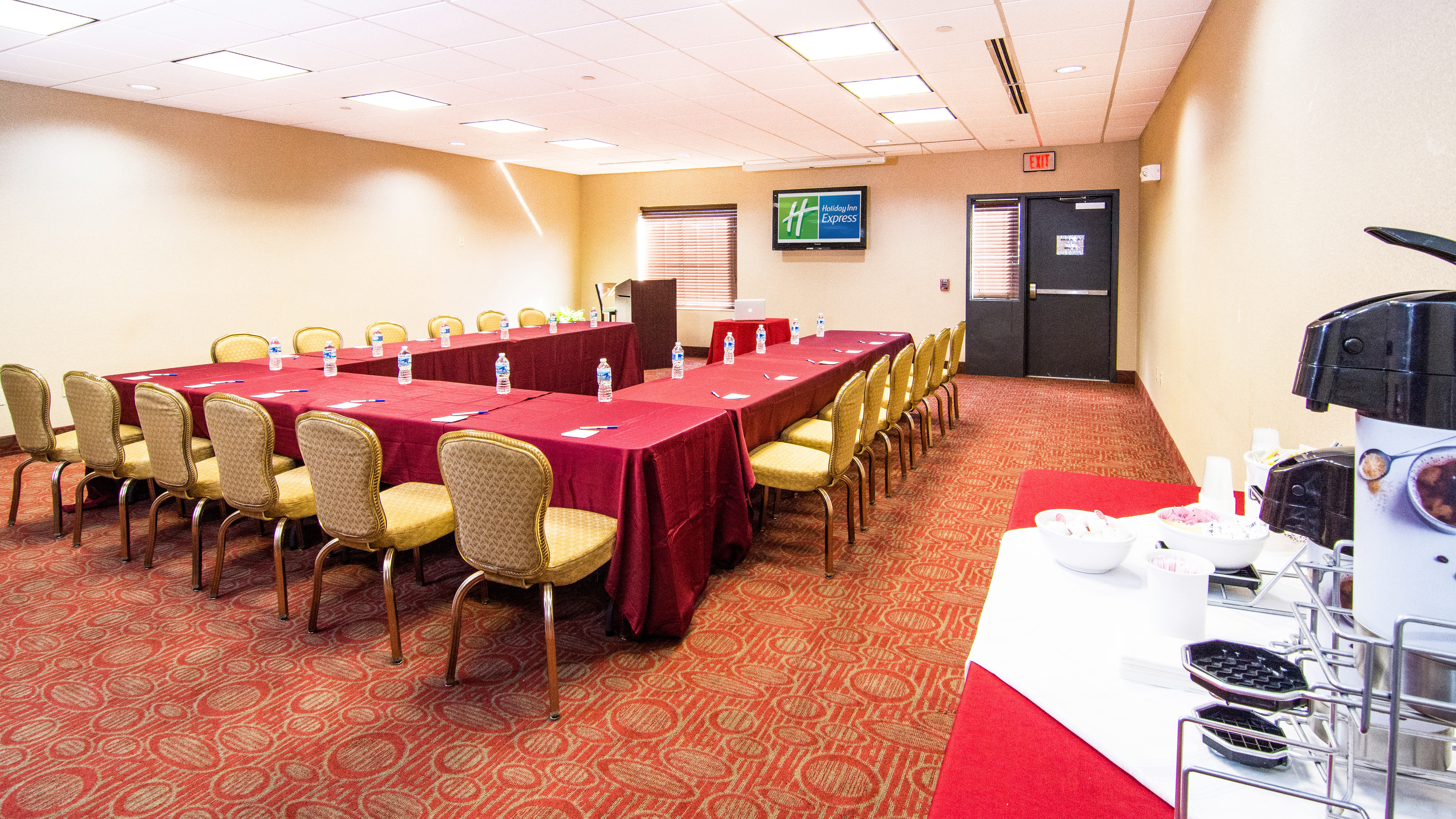 holiday inn express and suites elkton university area