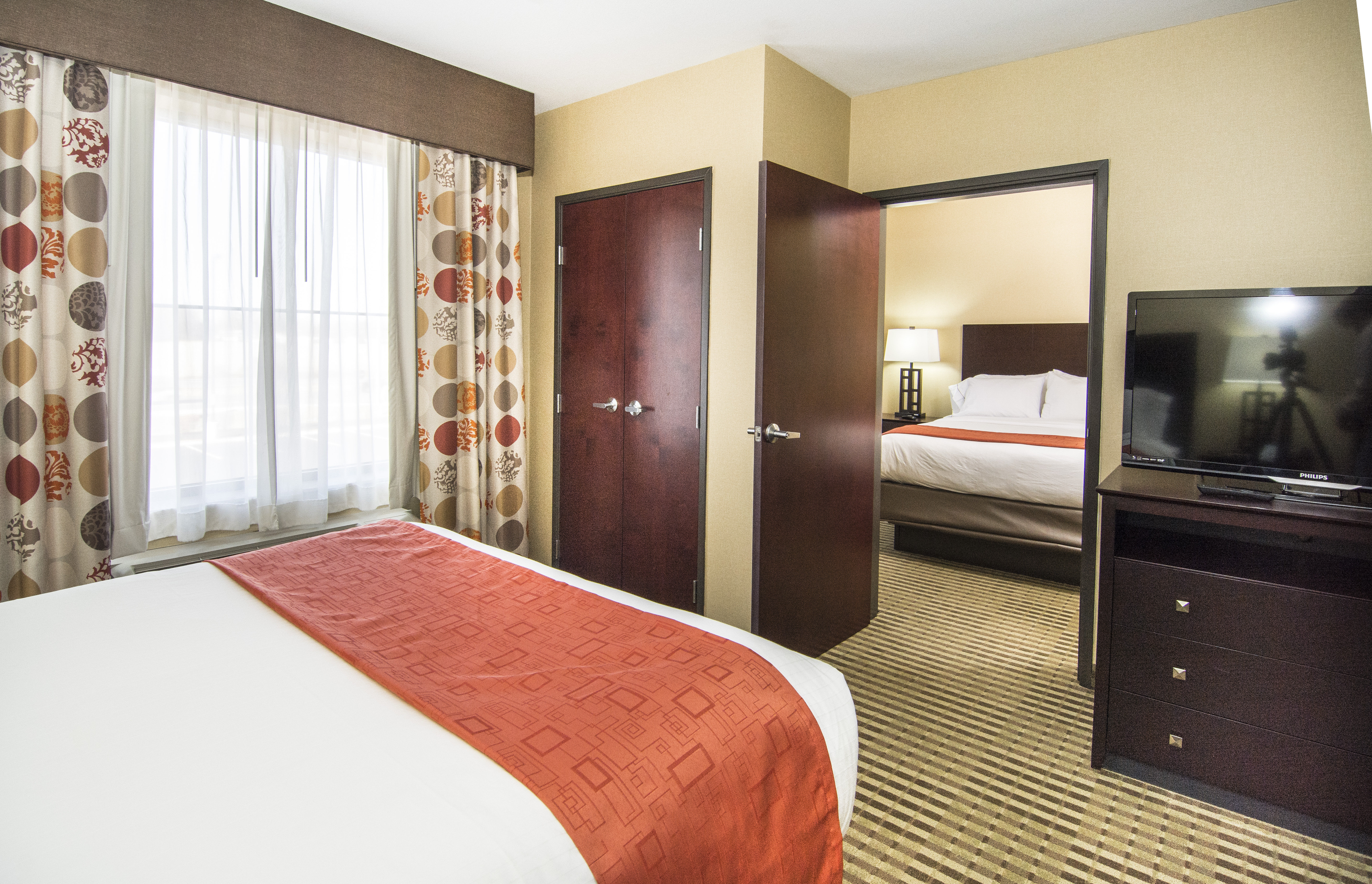 holiday inn express and suites elkton university area