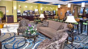 holiday inn express and suites elkton university area