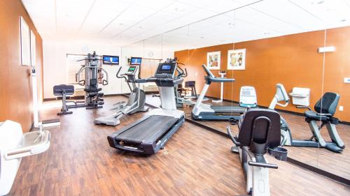 holiday inn express and suites elkton university area