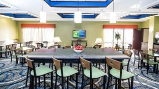 holiday inn express and suites elkton university area