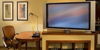 Comfort Suites Milwaukee West,Wauwatosa>>Milwaukee,3 star